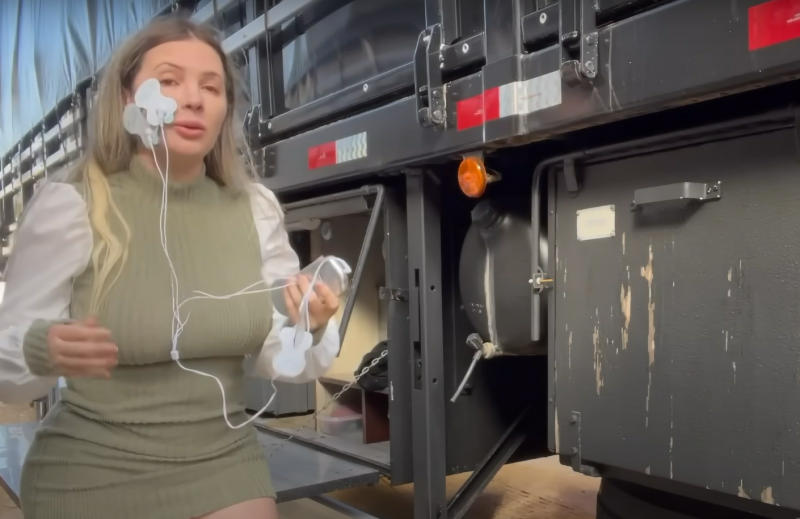 ‘Musa das Estradas’ de SC mostra o que tem feito para recuperar sorriso ap&oacute;s acidente – Foto: YouTube/Divulga&ccedil;&atilde;o/ND