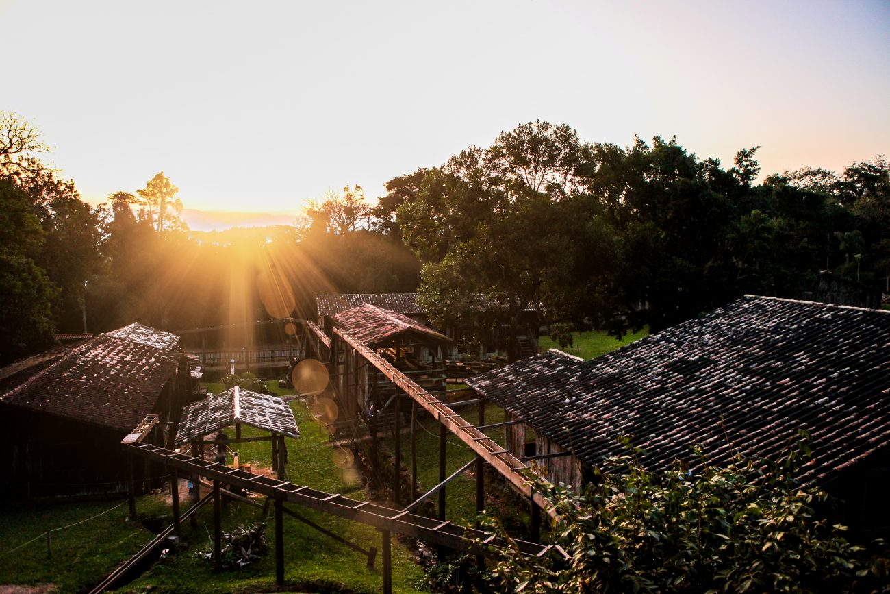 Imagem do nascer do sol no Museu ao Ar Livre Princesa Isabela, com um ângulo visto de cima da arquitetura, para fazer referência ao acervo histórico que ele possui