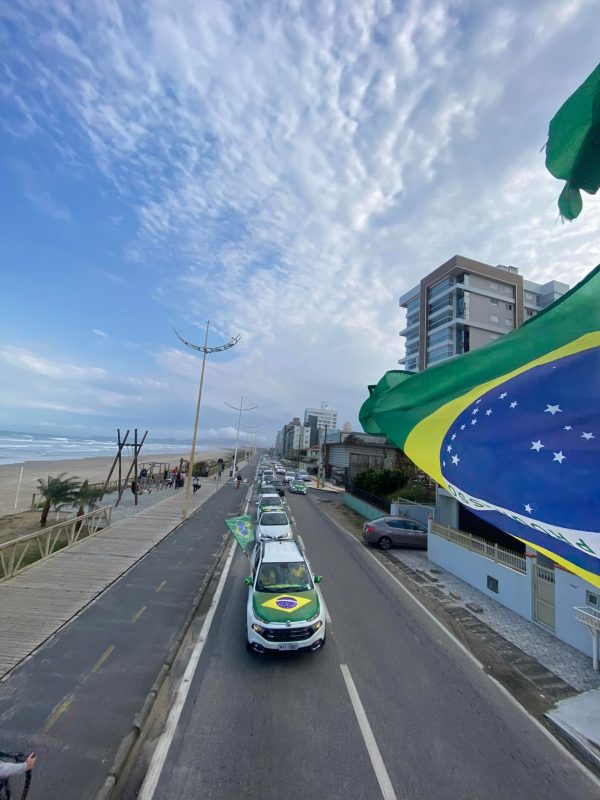 Uma carreata seguiu pela avenida Beira Mar de Navegantes – Foto: Abre Olho Not&iacute;cias/Reprodu&ccedil;&atilde;o/ND
