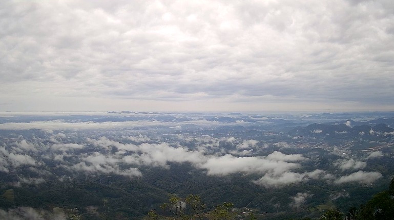Dia amanhece com temperaturas mais baixas que o comum e tempo nublado no Vale do Itaja&iacute; – Foto: Arquivo/NDTV