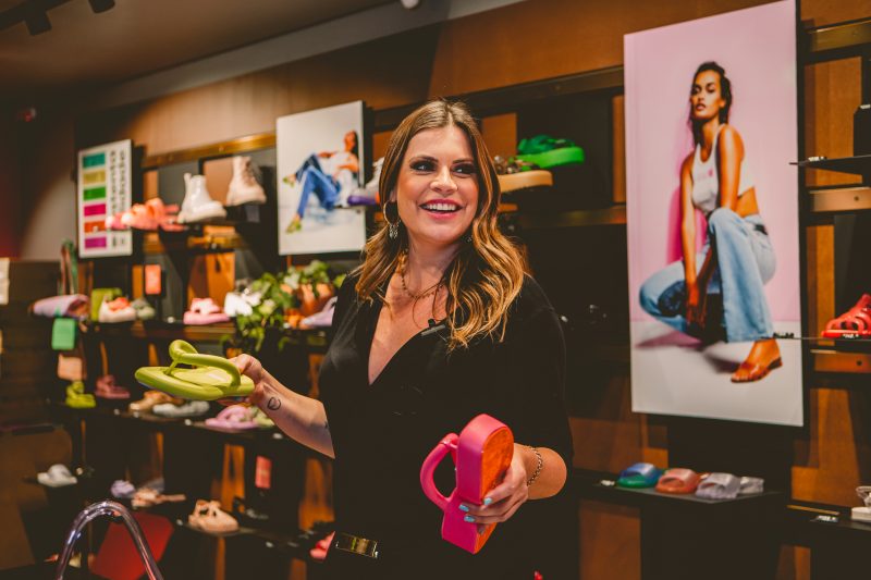 A Melissa traz as mais diferentes op&ccedil;&otilde;es em sand&aacute;lias, cal&ccedil;ados, t&ecirc;nis, tamancos e chinelos para crian&ccedil;as e adultos – Foto: Isis Lacombe/Divulga&ccedil;&atilde;o