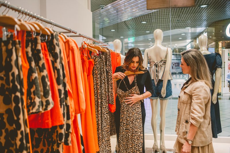 Coleção da MOB aposta nos cítricos laranja e verde, no animal print e nas peças de artesanais, com muto tricô, crochê e bordados- Foto: Isis Lacombe/Divulga&ccedil;&atilde;o