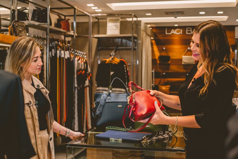 Bolsas da Laci Baruffi têm tamanhos variados e novos modelos. Maryeva elege a sua preferida – Foto: Isis Lacombe/Divulga&ccedil;&atilde;o