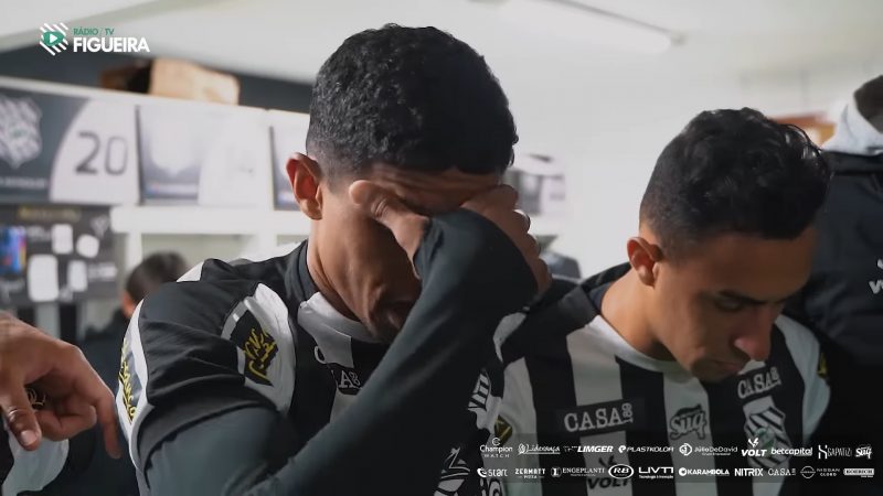 Oberdan se emociona em dircurso no vestiário do Figueirense