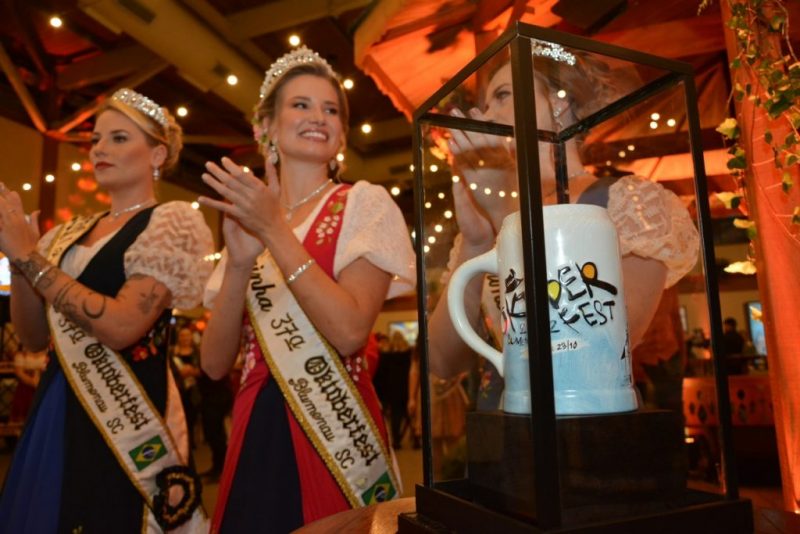 P&uacute;blico vai conhecer o caneco oficial deste ano – Foto: Michele Lamin