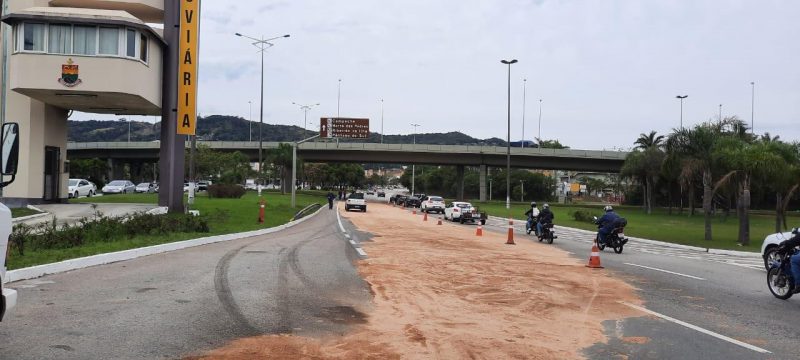 Serragem foi colocada na pista, em Florian&oacute;polis, para absorver &oacute;leo – Foto: GMF/Divulga&ccedil;&atilde;o/ND