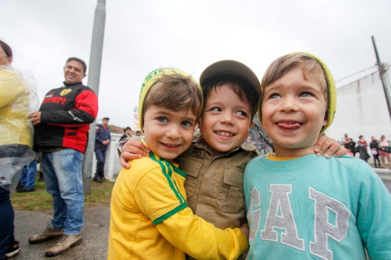 Os g&ecirc;meos Lucas e Vitor, com o amigo Pedro (centro) na dispers&atilde;o do desfile de 7 de Setembro em Florian&oacute;polis – Foto: Leo Munhoz/ND