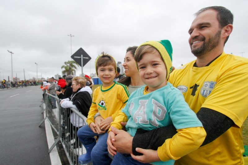 Os g&ecirc;meos Lucas e Vitor, com a m&atilde;e Alessandra Pinheiro e o pai, Paulo May – Foto: Leo Munhoz/ND