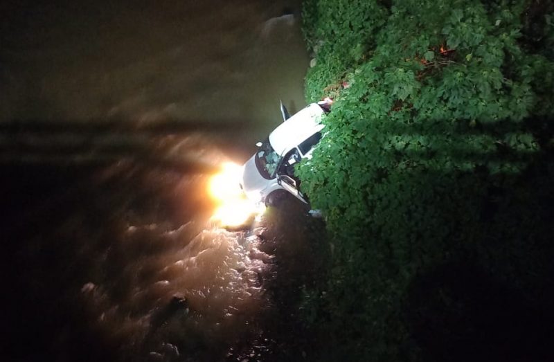 Criminosos perderam o controle do carro e ca&iacute;ram de ribanceira – Foto: Redes Sociais/Reprodu&ccedil;&atilde;o/ND