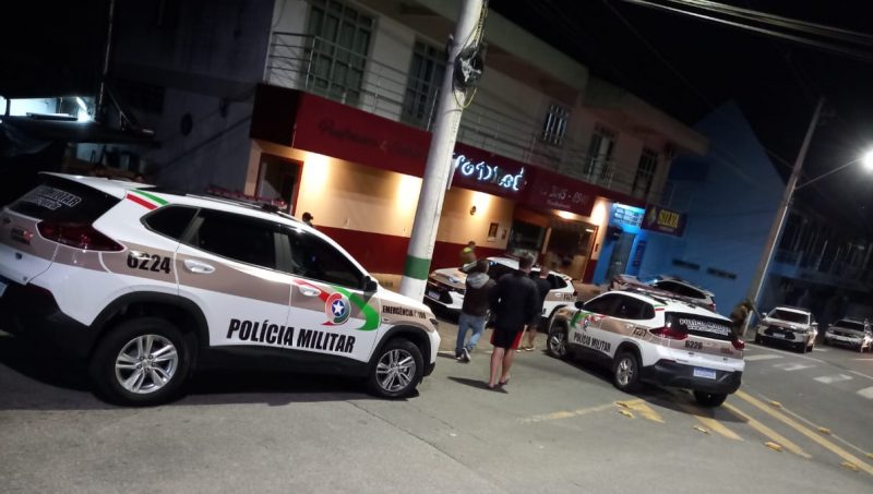 Criminosos s&oacute; pararam ap&oacute;s carro cair em rio – Foto: Redes Sociais/Reprodu&ccedil;&atilde;o/ND