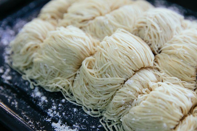 The brand produces several types of oriental pasta — Photo: Pexels/ND
