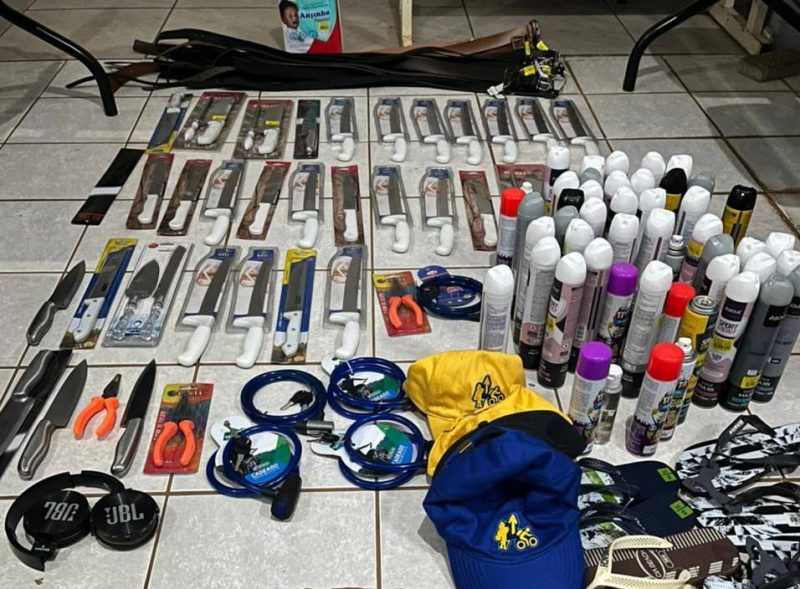 Entre os objetos apreendidos, conforme a imagem divulgada pela PM, est&atilde;o cerca de 30 facas, v&aacute;rios bon&eacute;s, alicates, cintos, eletr&ocirc;nicos, entre outros. – Foto: Pol&iacute;cia Militar/ND