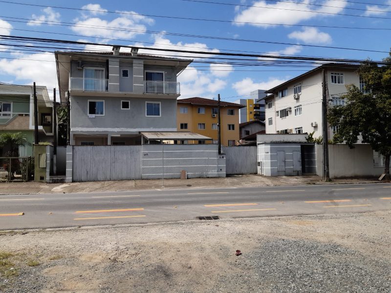 Constru&ccedil;&atilde;o vizinha de Eduardo, onde tamb&eacute;m deveria passar a rua projetada – Foto: Eduardo Ziemann/Divulga&ccedil;&atilde;o/ND