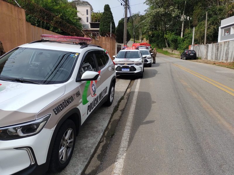 Mulher foi esfaqueada pelo ex-namorado na avenida do Ant&atilde;o – Foto: Paulo Mueller/NDTV