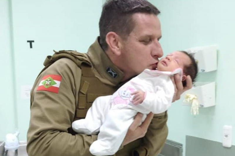 Soldado Seleri e a pequena Diana – Foto: PM salva beb&ecirc;