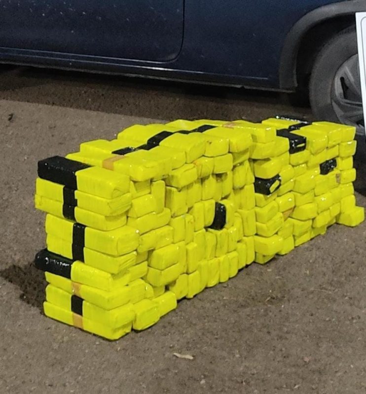 Durante a abordagem foram localizados 72 quilos de maconha. – Foto: PMRv/ND