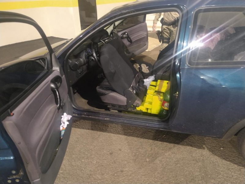 Os suspeitos contaram para a pol&iacute;cia que eles receberam o carro na cidade de Cascavel, no Paran&aacute;, para ir at&eacute; o estado do Rio Grande do Sul. – Foto: PMRv/ND