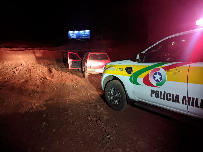 Criminoso abandonou o carro e fugiu a p&eacute; por uma &aacute;rea de mata. – Foto: PMRv/Divulga&ccedil;&atilde;o/ND