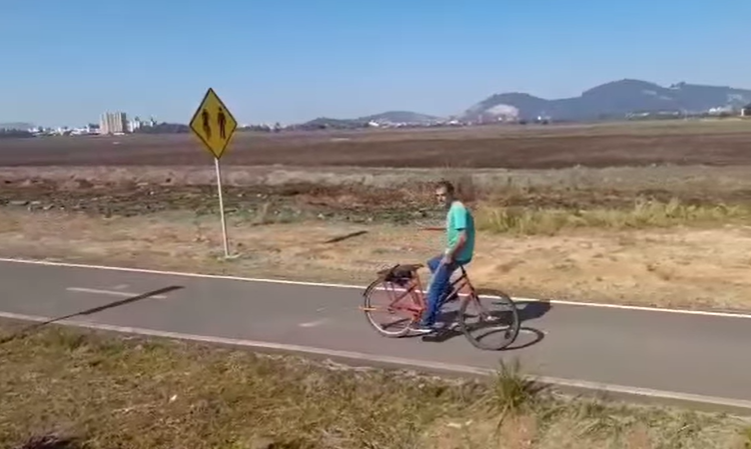 Ciclista &eacute; flagrado pedalando de maneira inusitada pela pol&iacute;cia em SC – Foto: PMRv/Divulga&ccedil;&atilde;o/ND