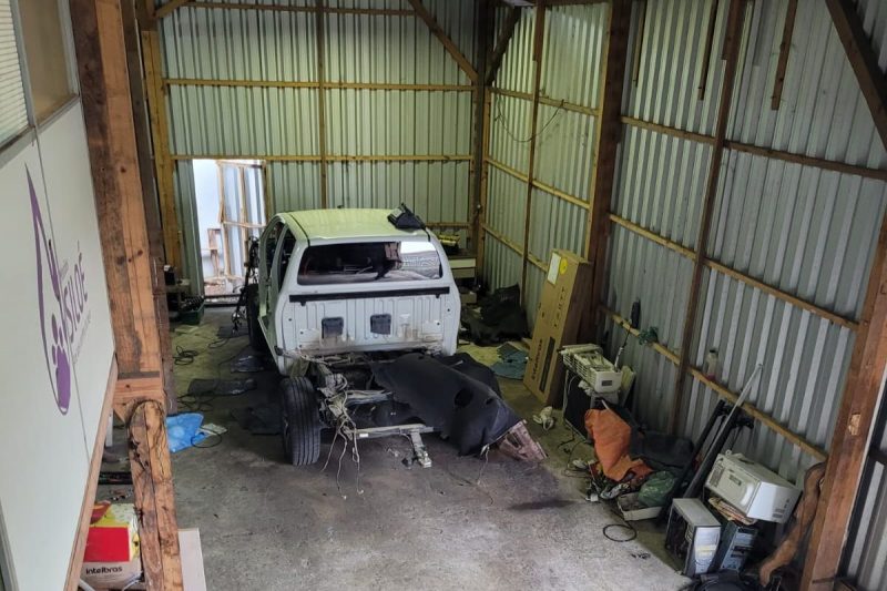 Caminhonete foi encontrada quase toda desmontada – Foto: Pol&iacute;cia Civil/Divulga&ccedil;&atilde;o