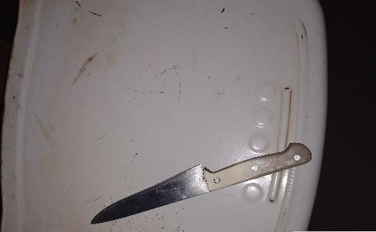 O homem usou uma faca de cozinha para amea&ccedil;ar a jovem. – Foto: Pol&iacute;cia Militar/ND