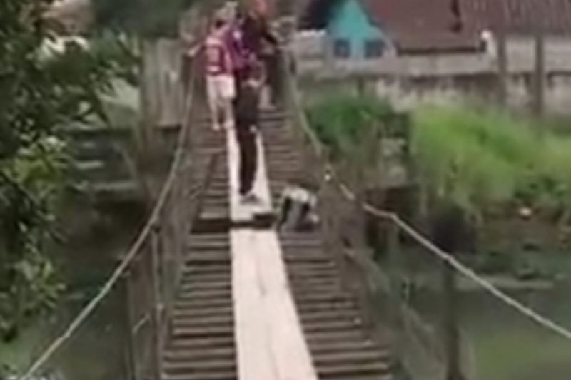 Motociclistas ficaram presos ao tentar atravessar ponte em obras – Foto: Reprodu&ccedil;&atilde;o/Internet