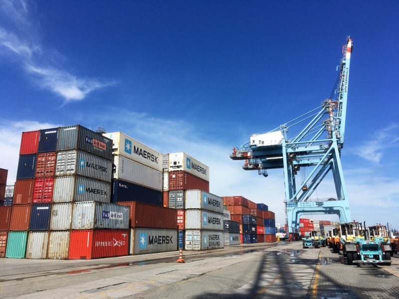 Imagem mostra contêiners e movimentação no Porto de Itajaí