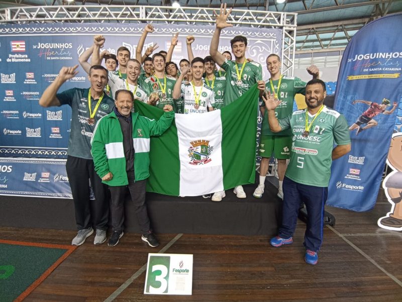 O voleibol masculino, treinados por Evandro Pontes, venceu com facilidade a cidade de Jaragu&aacute; do Sul e finalizaram a competi&ccedil;&atilde;o em terceiro lugar. &mdash; Foto: Prefeitura de Chapec&oacute;/Reprodu&ccedil;&atilde;o/ND