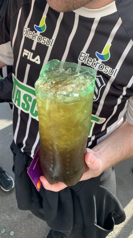 Preparado denominado ‘Drink Sherek&atilde;o’; o torcedor brasileiro n&atilde;o tem limites – Foto: @victingoulart/Twitter/Divulga&ccedil;&atilde;o/ND