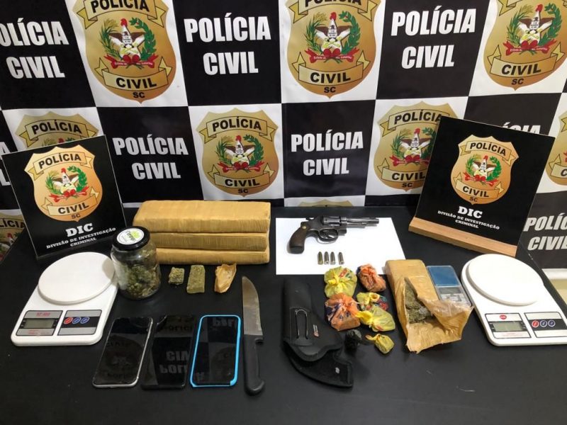 Tr&ecirc;s homens foram presos em flagrante por tr&aacute;fico de drogas em Blumenau e Pomerode – Foto: Divulga&ccedil;&atilde;o/Pol&iacute;cia Civil/ND