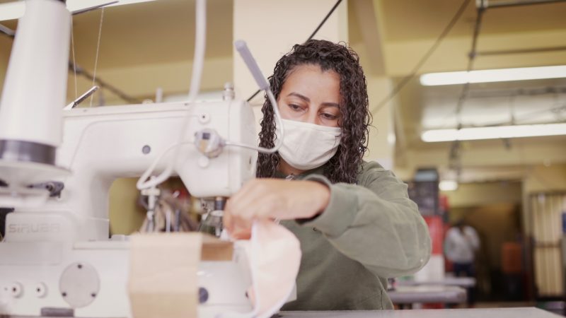 Mulheres produziram m&aacute;scaras para ajudar no enfrentamento da pandemia – Foto: Rede Asta/Divulga&ccedil;&atilde;o/ND