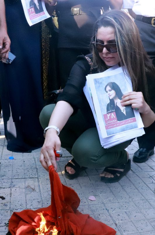 Celebridades francesas cortam cabelo em protesto por iraniana morta