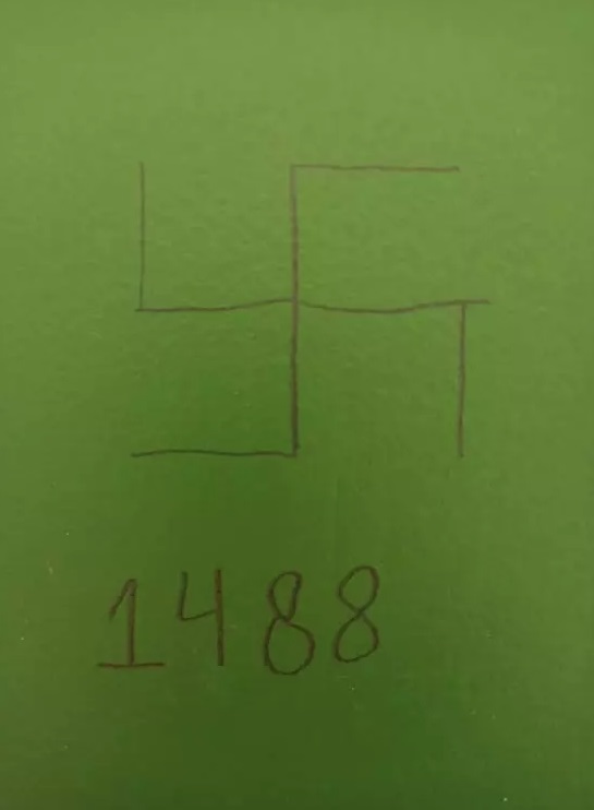 S&iacute;mbolo apareceu no banheiro da universidade em maio deste ano – Foto: Centro Acad&ecirc;mico/Divulga&ccedil;&atilde;o