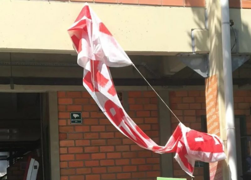 Faixa contra as manifesta&ccedil;&otilde;es nazistas foram derrubadas – Foto: Centro Acad&ecirc;mico/Divulga&ccedil;&atilde;o