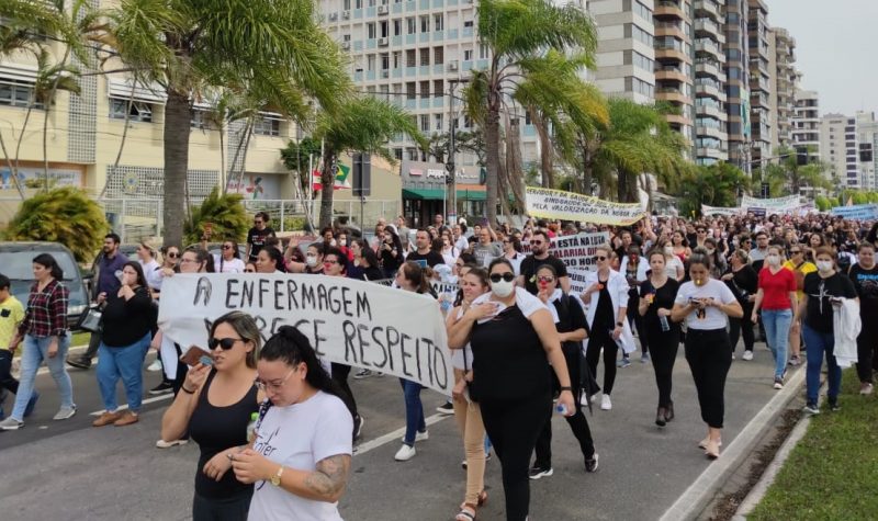 Profissionais da enfermagem percorreram ruas de Florian&oacute;polis em protesto – Foto: Coren/Divulga&ccedil;&atilde;o/ND