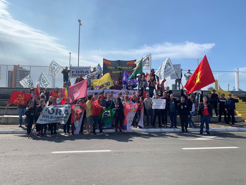 Grupo de manifestantes protestou, em Crici&uacute;ma, pedindo a sa&iacute;da do presidente Bolsonaro. – Foto: Redes Sociais