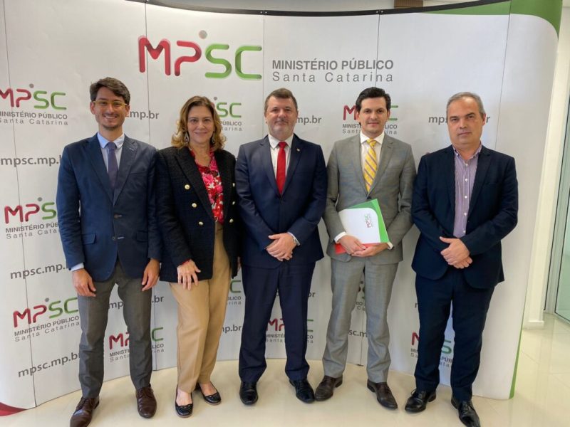 Jornalista e colunista do Grupo ND, F&aacute;bio Gadotti (direita), participou da assinatura – Foto: MPSC/Divulga&ccedil;&atilde;o/ND