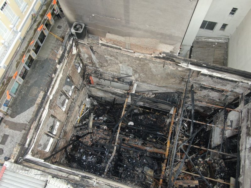 Pr&eacute;dio da rua Trajano ficou destru&iacute;do em inc&ecirc;ndio ocorrido no in&iacute;cio de setembro de 2022 – Foto: Defesa Civil/Divulga&ccedil;&atilde;o/ND