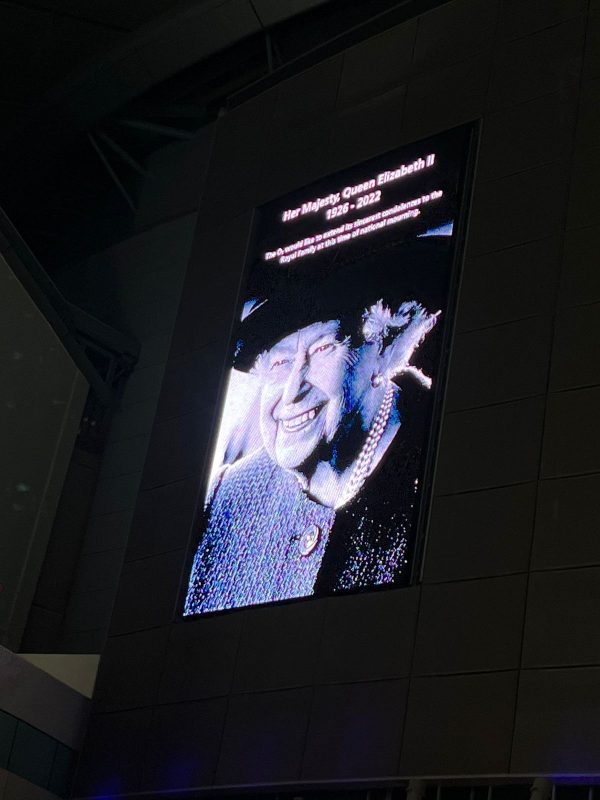 The O2 Arena, em Londres, homenageia rainha Elizabeth II – Foto: Bruna Ferreira/Arquivo pessoal/ND