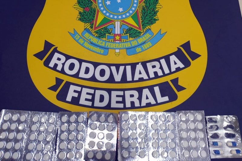 Dois homens foram flagrados com rebite em posto de combust&iacute;veis – Foto: PRF/Divulga&ccedil;&atilde;o