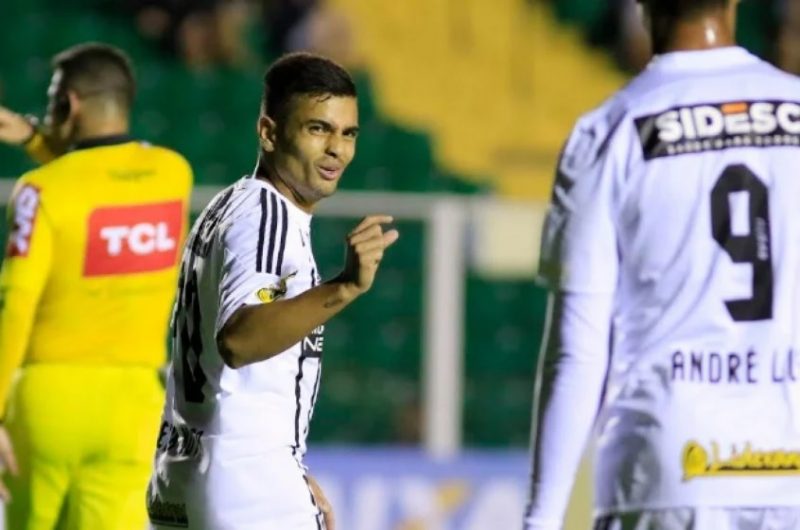 Renan Mota durante jogo do Figueirense
