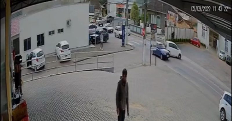 Carro &eacute; visto “andando sozinho” por rua de SC e escapando de acidente por pouco – Foto: Reprodu&ccedil;&atilde;o/ND