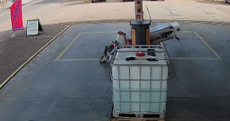 Motociclista colidiu contra bomba de gasolina – Foto: Reprodu&ccedil;&atilde;o/ND