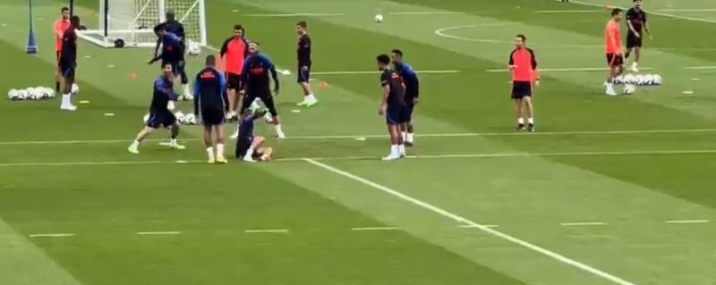 Volante ficou "tonto" em roda de bobinho do PSG com Neymar e Messi