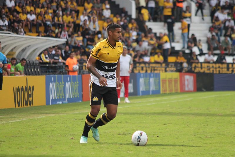 Volante R&ocirc;mulo deve reaparecer entre os titulares no jogo de domingo. – Foto: Celso da Luz – Assessoria do Crici&uacute;ma