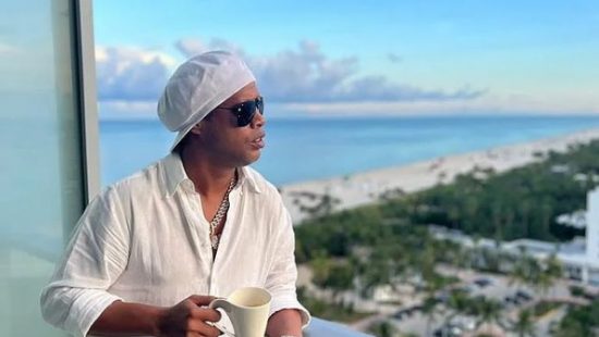 VÍDEO: Filho de Ronaldinho Gaúcho estreia no Barcelona e divide