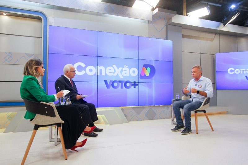 Gean Loureiro &eacute; o candidato desta segunda-feira; Moacir Pereira e Vanessa da Rocha comandam a sabatina – Foto: Leo Munhoz/ND