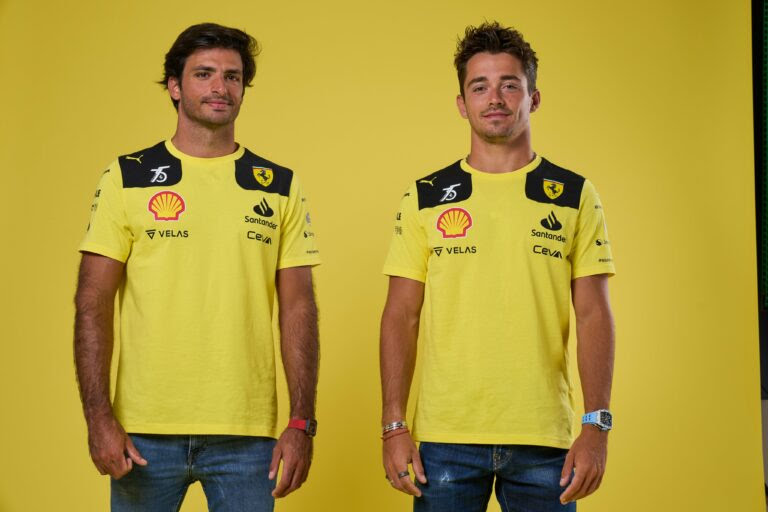 Sainz e Leclerc com as camisetas comemorativas – Foto: Divulga&ccedil;&atilde;o/ Ferrari