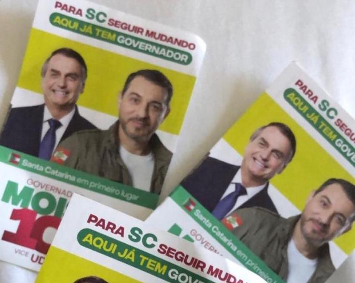 Campanha do Governador Mois&eacute;s imprimiu santinhos com o presidente Bolsonaro – Foto: Divulga&ccedil;&atilde;o/ND