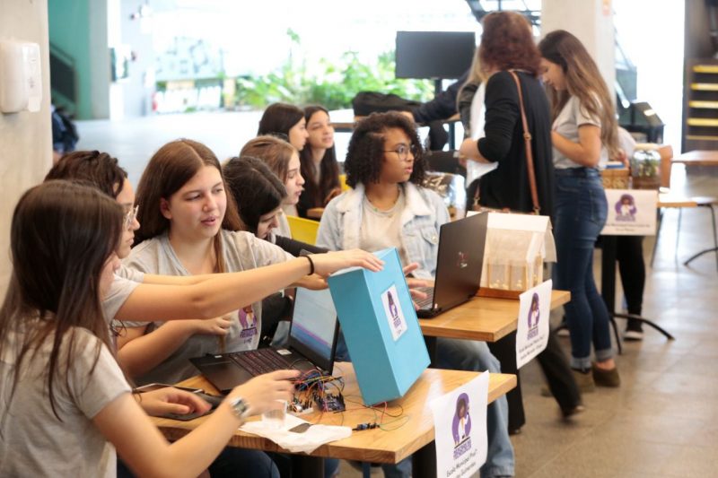 alunas participam de programa de tecnologia